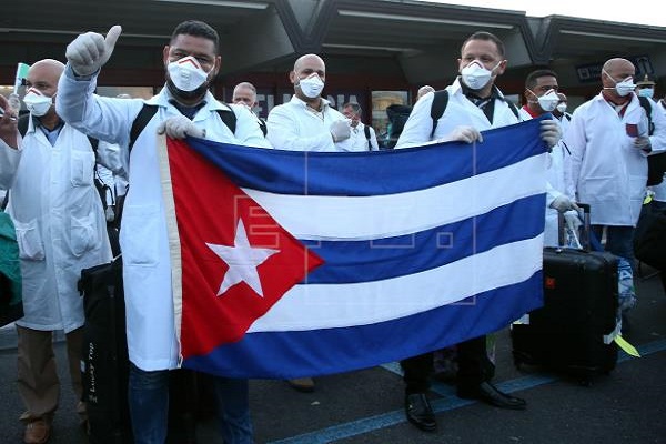 Los médicos cubanos han brindado ayuda en diferentes países.