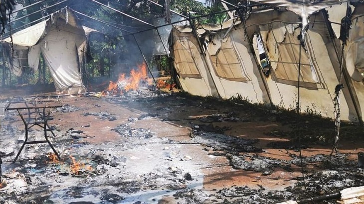 Una de las toldas de atención de salud en La Peñita fue incendiada por los migrantes. 