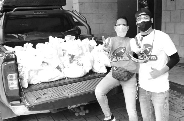 José María y Victoria Isabel realizaron una actividad cuyos fondos recaudados se destinaron para bolsas con alimentos que entregaron a los residentes de Gonzalillo, Chilibre. Foto: Cortesía.