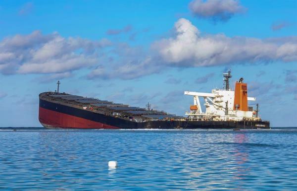 Buque carguero de bandera panameña que encalló y vertió petróleo en aguas de la isla Mauricio.
