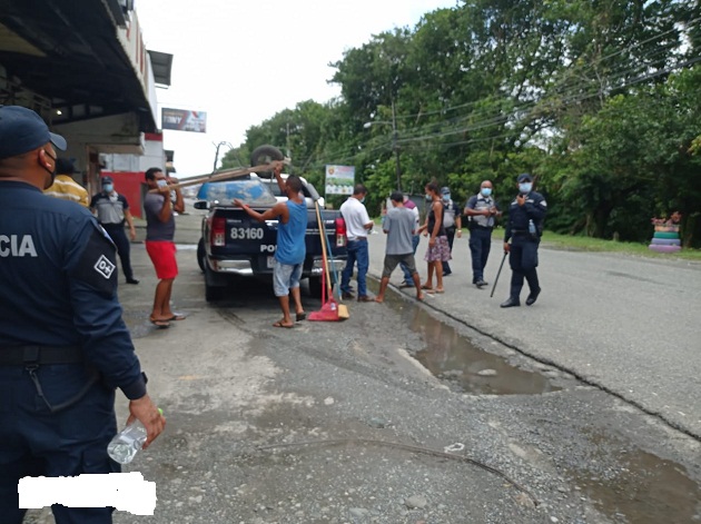 Los ciudadanos sancionados llevaron a cabo labores de limpieza en toda la avenida 17 de Abril y en áreas aledañas custodiadas por la Policía Nacional.