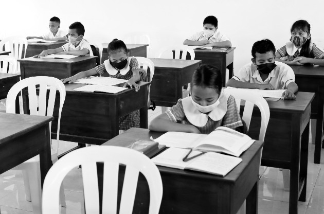 Transformamos la educación cuando llegamos a construir relaciones más profundas con nuestros alumnos, cuando vemos sus necesidades humanas internas buscando ser desarrolladas. Foto: EFE.