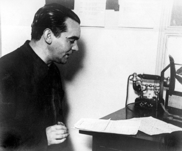 Federico García Lorca, recita uno de sus poemas por radio, en su visita a Buenos Aires en 1933. Foto: EFE.