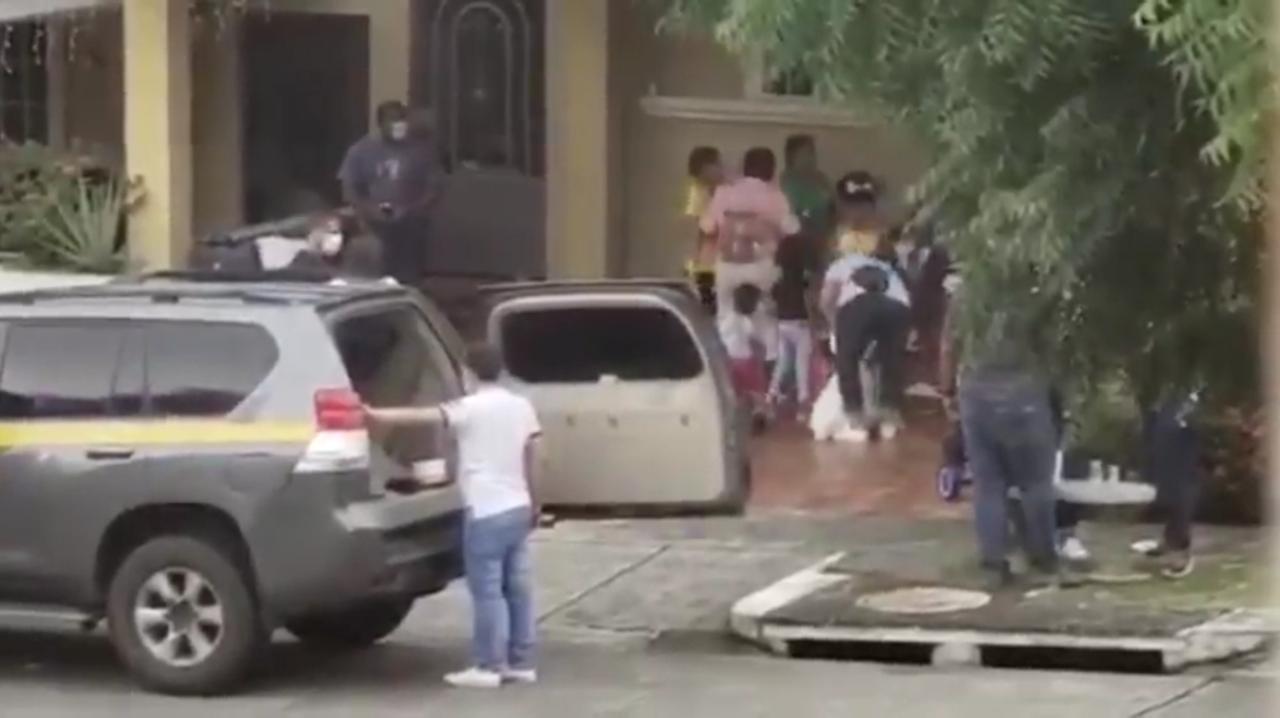 Este hecho causó gran molestia entre los residentes del lugar, quienes con pailas salieron a quejarse de la situación en medio de la cuarentena total
