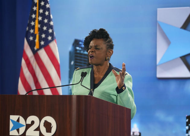 La representante por Wisconsin, Gwen Moore, habla en la Convención Nacional Demócrata, evento que es virtual. Fotos: EFE.  