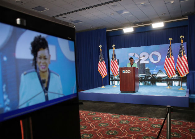 La representante por Wisconsin, Gwen Moore, habla en la Convención Nacional Demócrata, evento que es virtual. Fotos: EFE.  