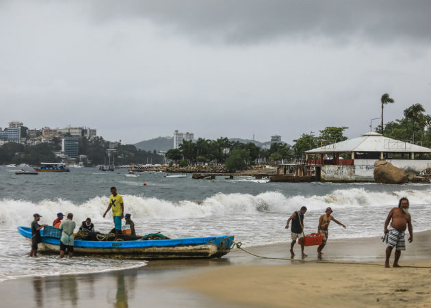 Las alertas se han disparado en las playas del Pacífico mexicano. Fotos: EFE.