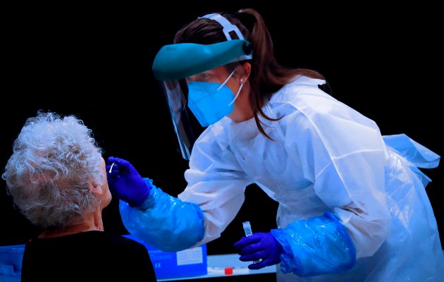 La firma de biotecnología Pharmamel, surgida en el seno de la Universidad de Granada (UGR), en España, impulsa el ensayo clínico en el que se está administrando melatonina por vía intravenosa a pacientes con COVID-19 ingresados en la Unidad de Cuidados Intensivos (UCI).