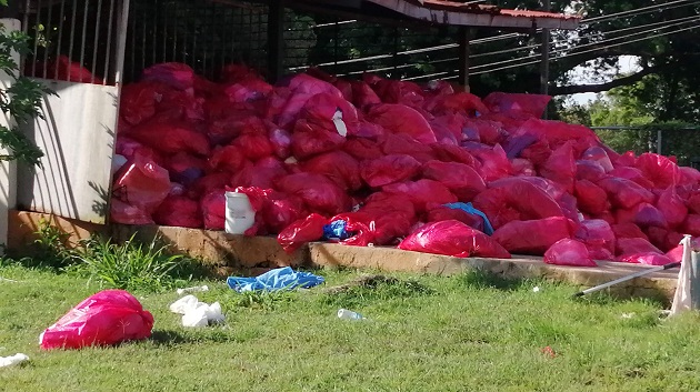 La mayor parte de las bolsas están al aire libre, una vez se llenara a toda su capacidad el depósito. FOTO/ERIC MONTENEGRO