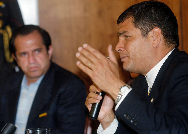 Foto de archivo del 18 de julio de 2007, que muestra al expresidente Correa (d), en una rueda de prensa, en la Base Aerea de Quito (Ecuador). Foto: EFE.