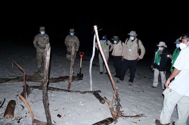 En el operativo nocturno participaron funcionarios de MiAmbiente, miembros del Senan y voluntarios residentes de playa Caracol.