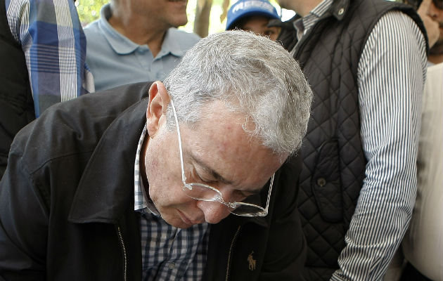 Manifestaciones a favor y en contra de Uribe se han desarrollado en calles colombianas. Fotos: EFE.