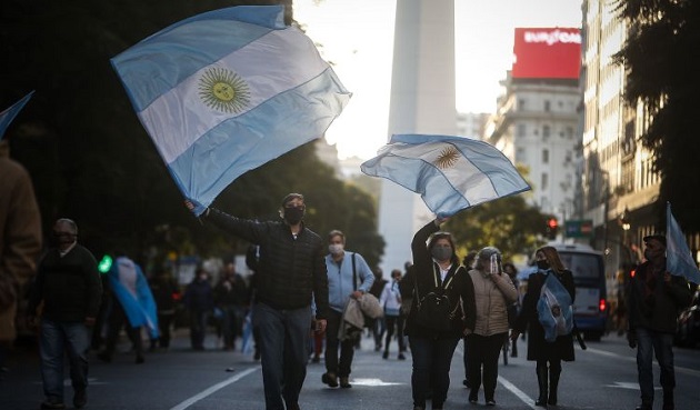 El nuevo plazo de adhesión a la propuesta vencerá el 28 de agosto próximo. EFE