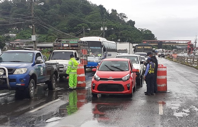 Largas filas de vehículos se forman en Panamá Oeste por el cerco sanitario ubicado en La Pesa de La Chorrera. 