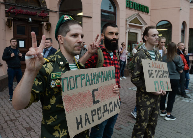 Bielorrusos protestan contra la brutal represión policial en las protestas opositoras. Fotos: EFE.