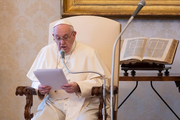 Respeto a volver a normalizar y reanudar las actividades económicas, Francisco instó a que esta
