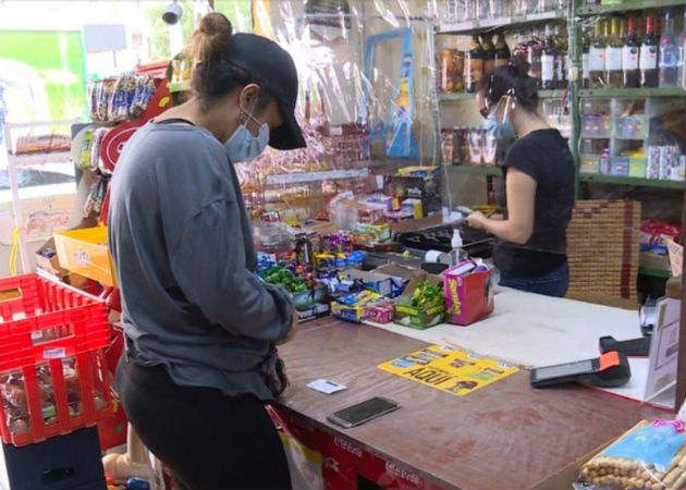 La mayoría de comerciantes chinos venden dentro de sus negocios bebidas alcohólicas. Fotos: Cortesía.