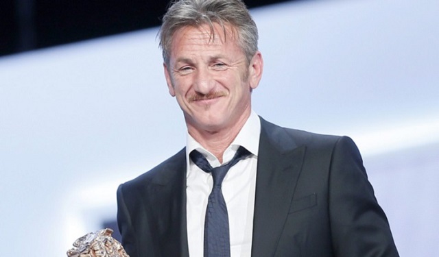 Sean Penn recibiendo uno de los múltiples galardones obtenidos en su etapa profesional como actor y director. Foto: EFE