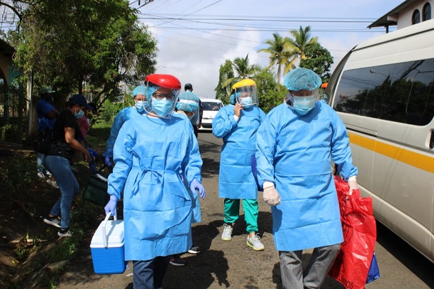 Equipos de respuesta rápida del Minsa siguen visitando casa por casa para hacer pruebas de COVID-19. 