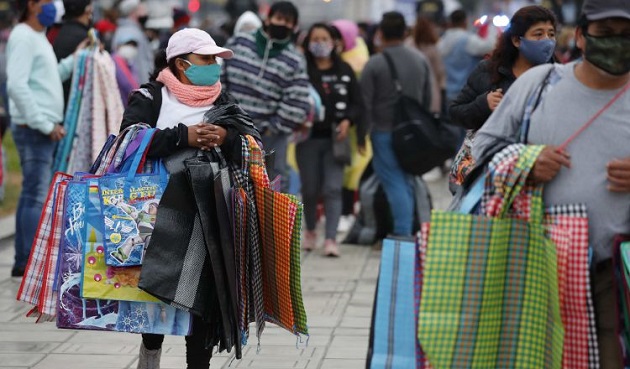 La informalidad se apodera del mercado de Perú. EFE