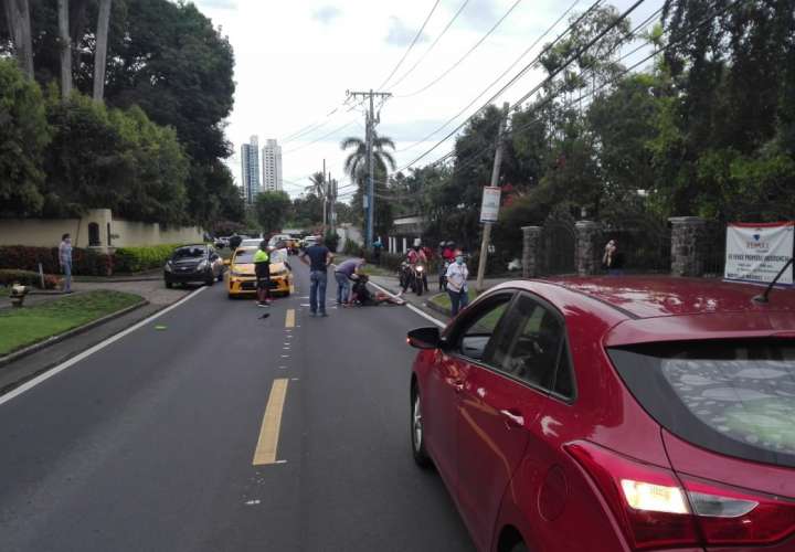 Exvicepresidente de la República fue arrollado por el conductor de taxi. 