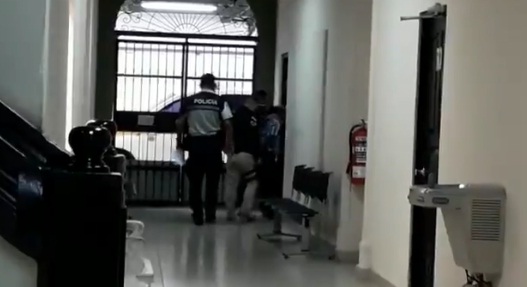 El joven de 17 años presunto miembro de una secta religiosa, llegó a las instalaciones del Juzgado de Niñez y Adolecencia en David, hora y media antes de lo previsto, bajo estrictas medidas de seguridad. FOTO/ MAYRA MADRID