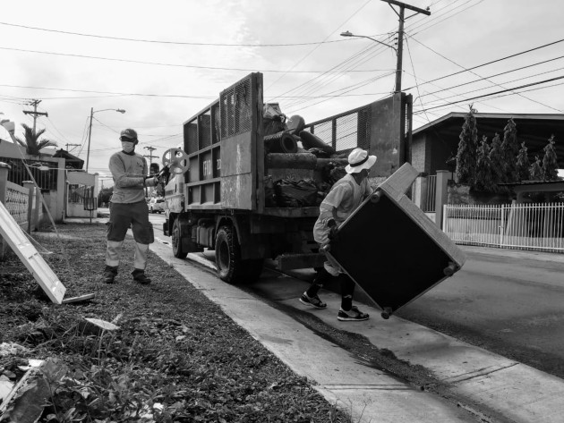 Los recolectores de basura, están expuestos a residuos contaminados por el virus, pues no se han dado aún directrices claras, al ciudadano común, sobre la correcta separación e identificación de mascarillas usadas. Foto: Cortesía.