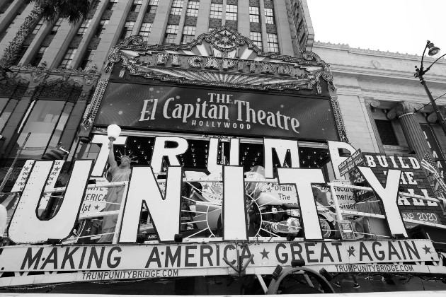 Una carroza alusiva a la campaña electoral de Donald Trump en Hollywood, California. Trump tendrá que meditar mucho para que no le ocurra lo mismo que a la reelección de Bush hace 28 años. Foto: EFE.