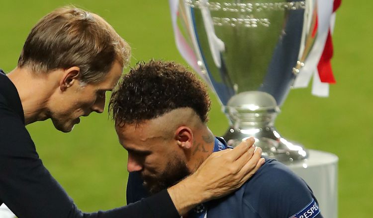 Thomas Tuchel trata de consolar a Neymar. EFE