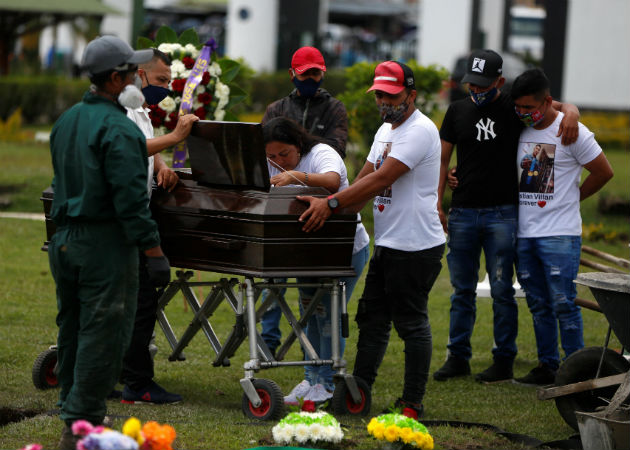  Familiares y amigos despidieron este martes en Popayán (suroeste) a tres de las seis víctimas de la masacre. Fotos: EFE.