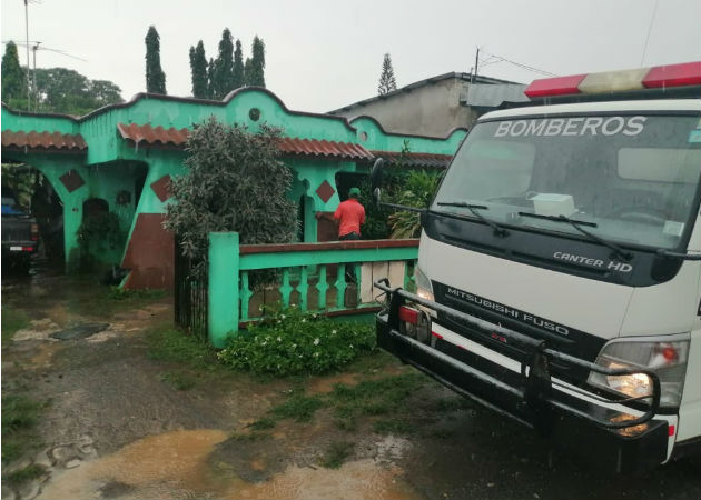 Con una bomba flotante drenaron el agua que entró a la vivienda, ubicada en la carretera principal. Fotos: Thays Domínguez.