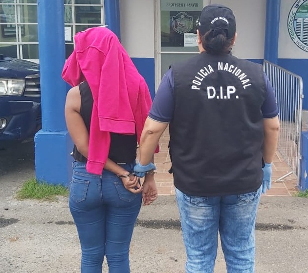La mujer de 27 años fue detenida durante un allanamiento en el área de Villa Rosario.