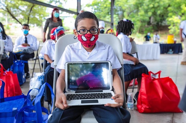 El Gobierno Nacional hizo entrega de tabletas a estudiantes de algunos colegios de San Miguelito.