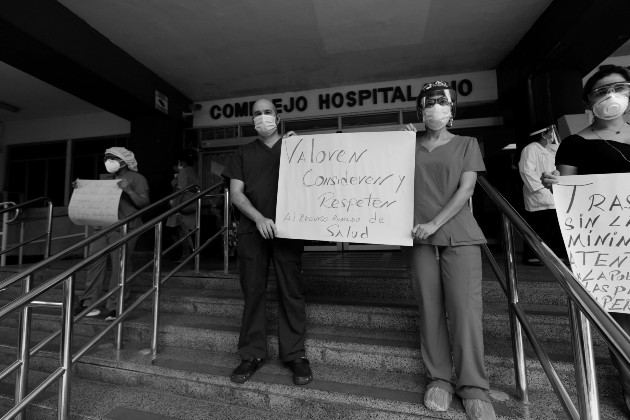 Protesta de personal de salud. Las políticas públicas, sobre todo, la de salud, en momentos de contingencia ha sido manejada con cálculos económicos y no en aras de garantizar la salud plena. Foto: EFE.