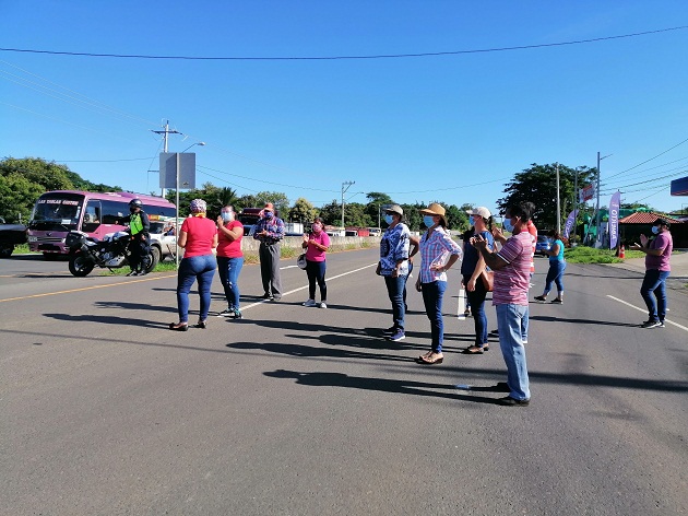 Con tonadas y por espacio de una hora cerraron las vías exigiendo un mejor servicio de electricidad. FOTO/THAYS DOMÍNGUEZ