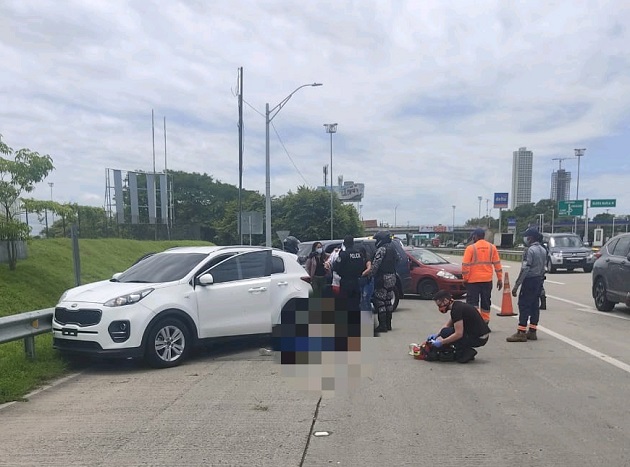 El automóvil en el que se transportaban las víctimas se estrelló contra la barrera de hierro de protección del Corredor Sur.