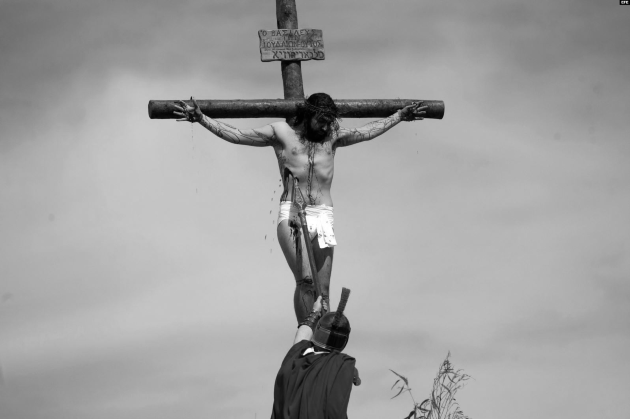 Porque murió por nosotros en la cruz, derramando hasta su última gota de sangre por nosotros. Foto: EFE.