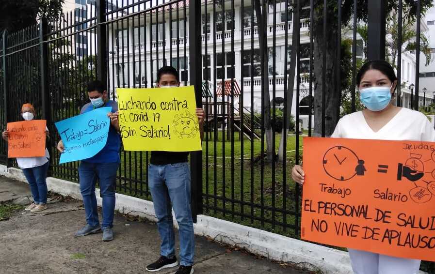 Médicos protestaron para exigir el pago de sus quincenas.