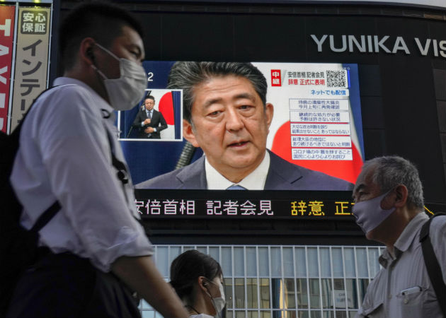 Shinzo Abe al hablar en rueda de prensa en la sede de la Jefatura de Gobierno en Tokio. Fotos: EFE.