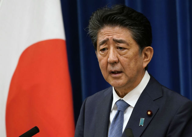 Shinzo Abe al hablar en rueda de prensa en la sede de la Jefatura de Gobierno en Tokio. Fotos: EFE. .