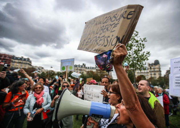 Los manifestantes también cuestionaron las últimas imposiciones del Ejecutivo tras el aumento exponencial del número de contagios. Fotos: EFE.