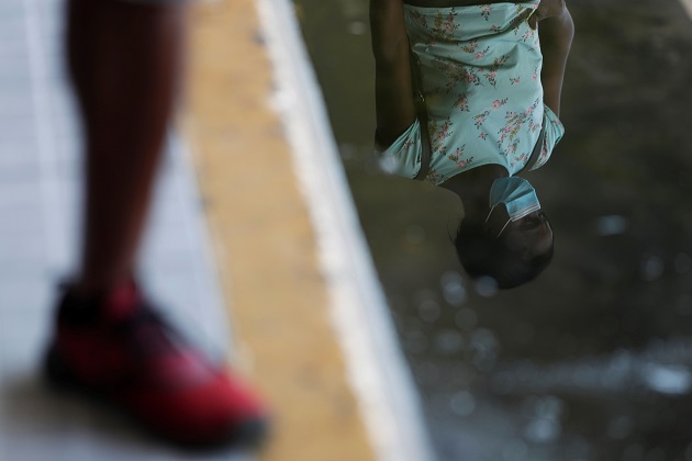 Una mujer hace fila en Panamá para realizarse una prueba de hisopado para detectar la COVID-19. Foto EFE 