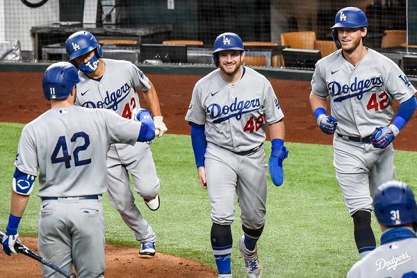 Jugadores de los Dodgers festejan. Foto:@Dodgers