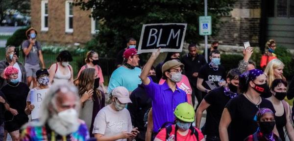 Desde mayo, noche tras noche, Portland ha vivido manifestaciones contra el racismo y, en ocasiones, esas protestas se han vuelto violentas con centenares de manifestantes arrestados por las autoridades locales y federales. FOTO/EFE