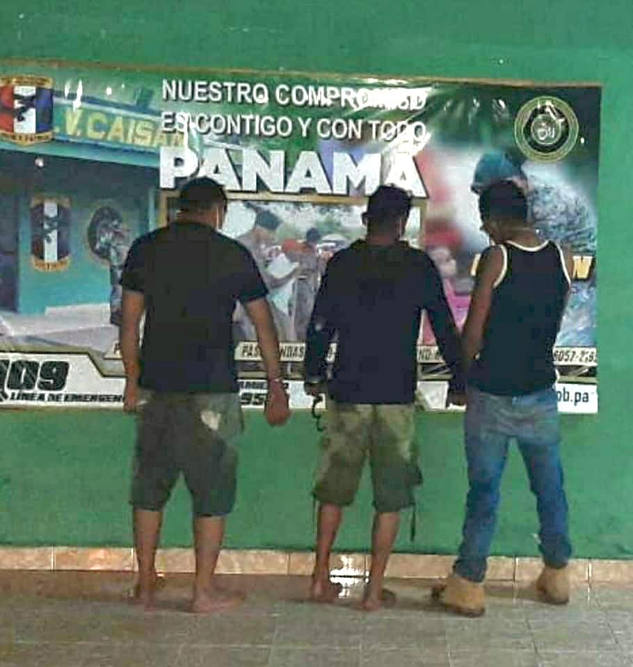 Los cuatro sujetos fueron encontrados en la propiedad y uno de ellos le hizo frente a la policía