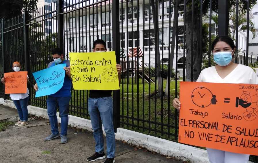 Personal de Salud en Panamá reclama pago de salarios.
