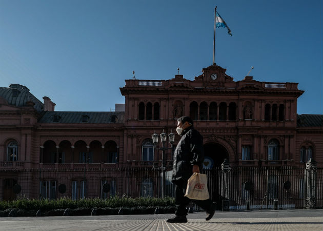 Fernández felicita a Putin por vacuna, mientras que descartan COVID-19 al expresidente Menem Casa de Gobierno en Buenos Aires, donde hay esperanzas de que la vacuna rusa llegue a todos estratos sociales. Fotos: EFE.