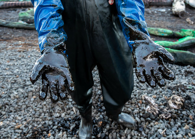 Se parte en dos el carguero japonés con bandera panameña que vertió petróleo en aguas de Mauricio En la bodega del granelero quedaban 166 toneladas métricas de crudo por bombear. Fotos: EFE.