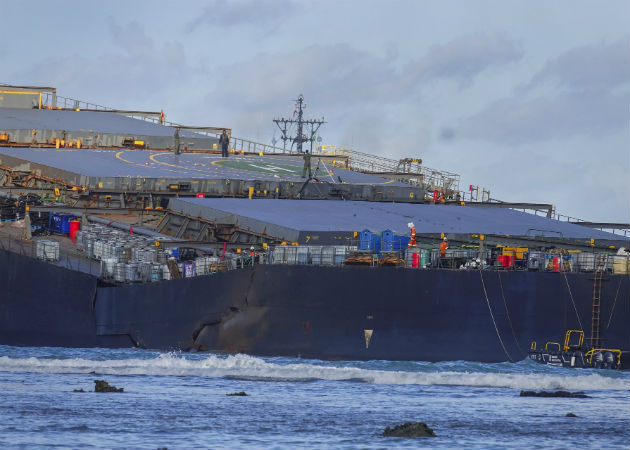 Se parte en dos el carguero japonés con bandera panameña que vertió petróleo en aguas de Mauricio En la bodega del granelero quedaban 166 toneladas métricas de crudo por bombear. Fotos: EFE.