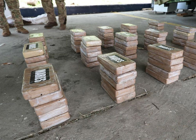 Senan asegura un cargamento de 75 paquetes de cocaína en la Costa Arriba de Colón La droga esta forrada con cinta adhesiva y estaba identificada como el nombre de Mares. Fotos: EFE.